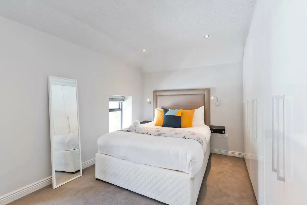 The Edge Suite - Hiphipstay Dublin 0*,